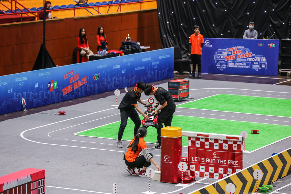 Các xe đua cần giải bài toán khó nhất - vật cản động. Đây chính là tình huống phát sinh khi xe đang đi nhanh thì gặp người chạy qua đường. (Ảnh: Minh Sơn/Vietnam)