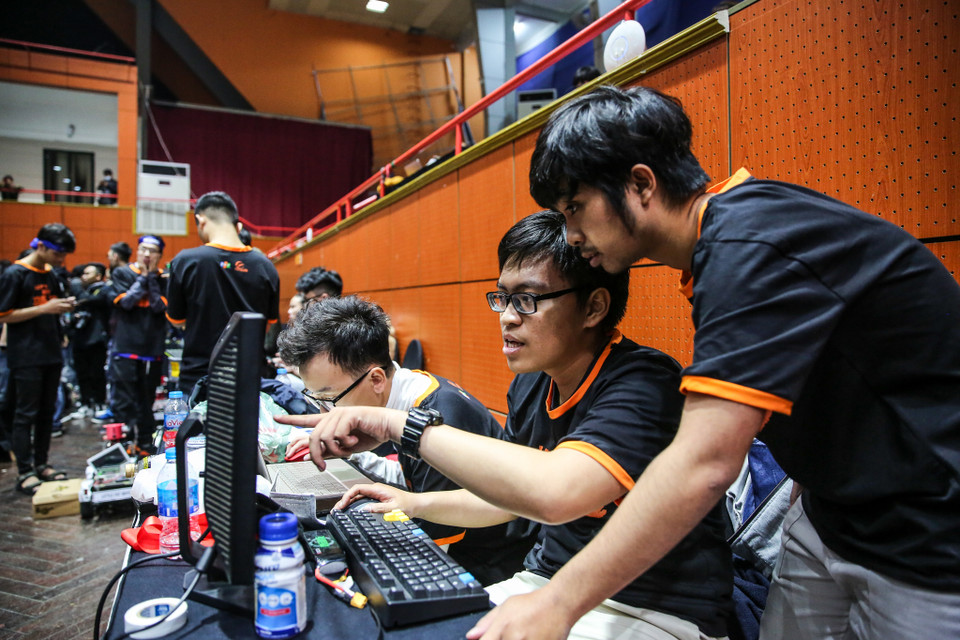 Tối 19/12, sân chơi công nghệ đình đám - Cuộc Đua Số do tập đoàn FPT tổ chức đã đi đến vòng chung kết với 13 đội chơi xuất sắc đến từ các trường đại học hàng đầu tham gia tranh tài. (Ảnh: Minh Sơn/Vietnam)