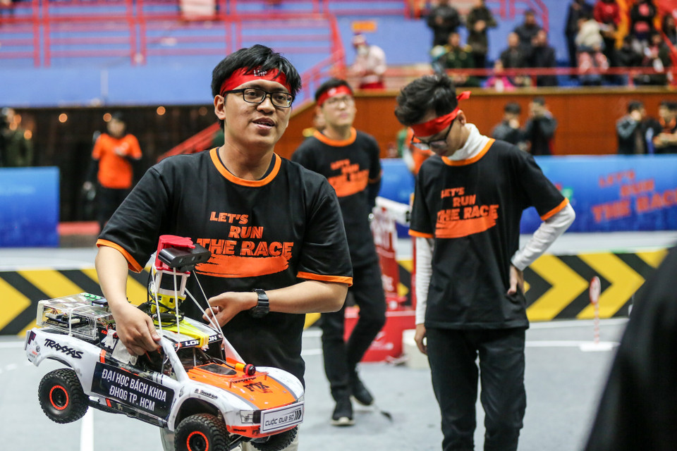 Tuy nhiên ban giám khảo đã quyết định tổ chức thi đấu lại, điều này khiến đội LHP đánh mất phong độ và bị loại trong sự nuối tiếc của nhiều cổ động viên. (Ảnh: Minh Sơn/Vietnam)