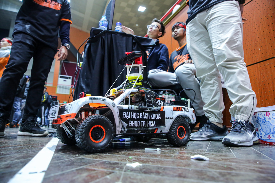 Bốn xe có thời gian hoàn thành một vòng đua nhanh nhất sẽ bước vào cuộc cạnh tranh cuối cùng. (Ảnh: Minh Sơn/Vietnam)