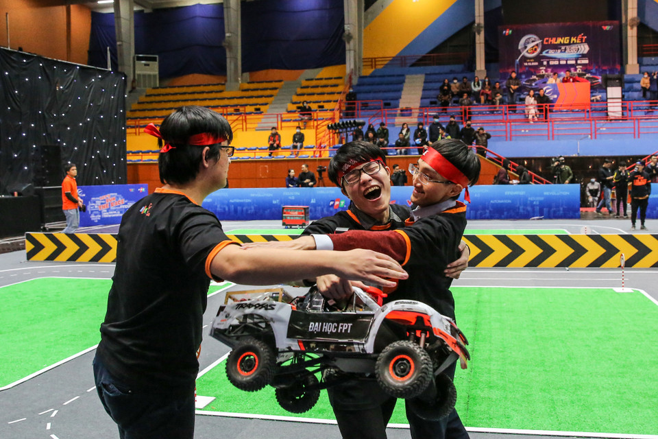 Xuất sắc vượt qua đối thủ, đội GoodGame với thành phần nòng cốt từ Đại học FPT đã xuất sắc giành chiến thắng chung cuộc, qua đó vô địch Cuộc Đua Số 2020. (Ảnh: Minh Sơn/Vietnam)