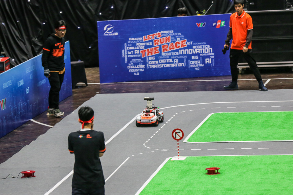 Ông Lê Hồng Việt, Giám đốc Công nghệ FPT cho biết, sân chơi Cuộc Đua Số không chỉ là nơi quy tụ những xu hướng công nghệ thịnh hành hiện nay mà còn là cách công nghệ xử lý, giải quyết những bài toán từ thực tiễn cuộc sống. Thông qua cuộc thi, FPT đồng hành, kết nối với các sinh viên công nghệ, một trong những lực lượng nòng cốt trong tương lai. (Ảnh: Minh Sơn/Vietnam)