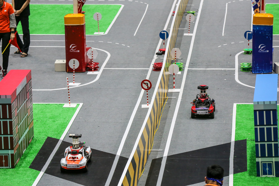 Các sinh viên sau khi tham gia cuộc thi này sẽ có những hiểu biết nhất định về cách làm một bài toán trí tuệ nhân tạo, bài toán xử lý ảnh; hiểu được cách tích hợp phần mềm và phần cứng cho sản phẩm; cách sử dụng công cụ chuyên nghiệp như GitHub, Docker. (Ảnh: Minh Sơn/Vietnam)