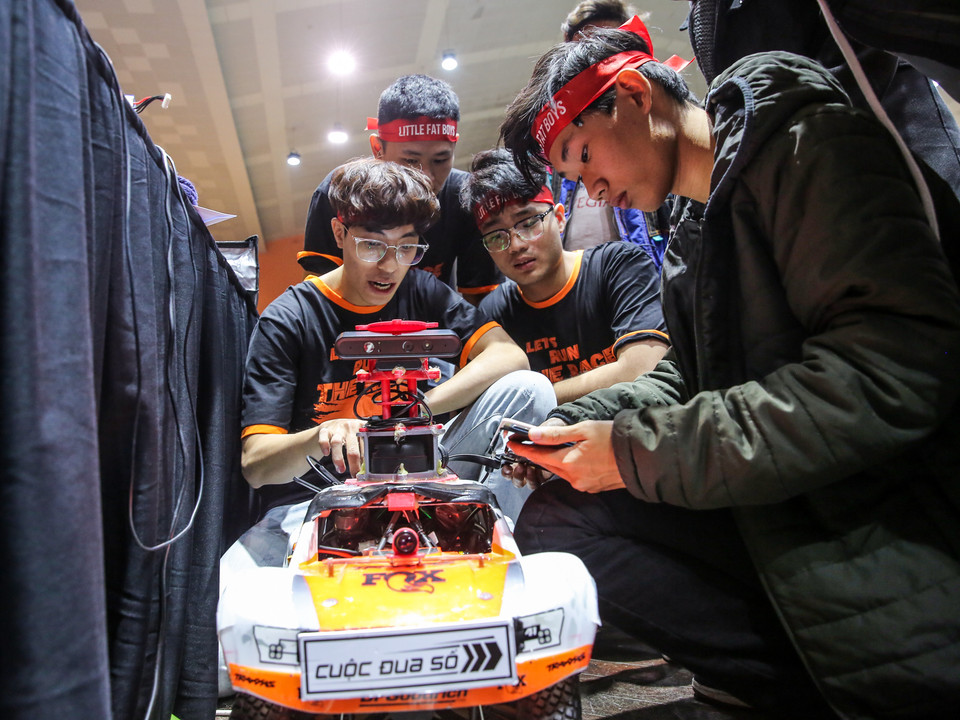 Trên sa hình, xe tự lái của các đội thi được yêu cầu xử lý các tình huống thực tế giống như khi tham gia giao thông tại Việt Nam, như đi đúng làn đường, vượt xe đúng luật, dừng đúng vạch khi gặp biển báo. (Ảnh: Minh Sơn/Vietnam)