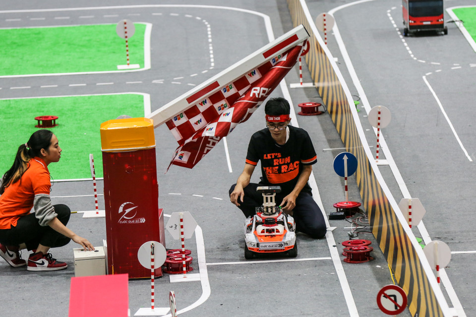Năm nay, xe được dùng là xe mô hình có tỷ lệ 1/7 so với xe thật, tốc độ tối đa đạt 50km/h. Trên xe được trang bị các cảm biến tiên tiến, như camera đo chiều sâu cho phép thu thập hình ảnh để phân loại và nhận dạng đường đi, vật thể. (Ảnh: Minh Sơn/Vietnam)