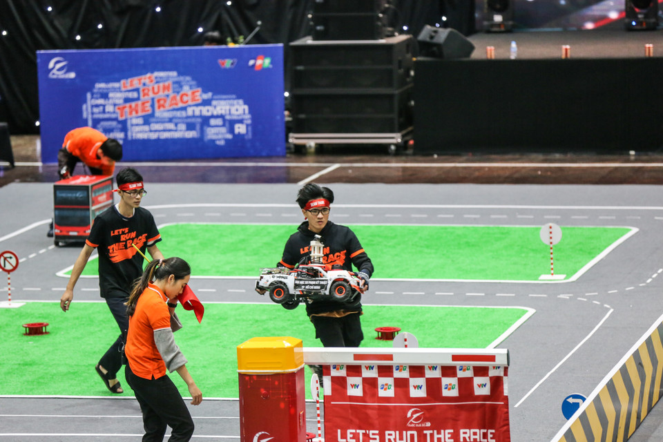 Mùa giải lần thứ 4 đã thu hút gần 1000 sinh viên công nghệ từ 40 trường đại học tại Việt Nam tham gia và 8 trường đại học tại 8 quốc gia trên thế giới tham gia. Đây cũng là hoạt động nhằm tạo nguồn nhân lực phát triển xe tự lái khi xây dựng đô thị thông minh, giao thông thông minh trong thời gian tới. (Ảnh: Minh Sơn/Vietnam)