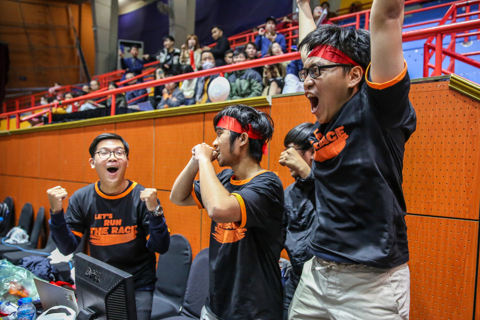 Đội LHP đến từ trường Đại học Bách khoa Thành phố Hồ Chí Minh vỡ oà khi được ban giám khảo quyết định giành vé vào vòng bán kết. (Ảnh: Minh Sơn/Vietnam)