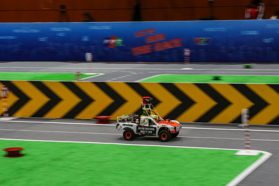 Những chiếc xe tự hành lăn bánh sẽ trở thành niềm tự hào của Việt Nam trong tương lai. (Ảnh: Minh Sơn/Vietnam)