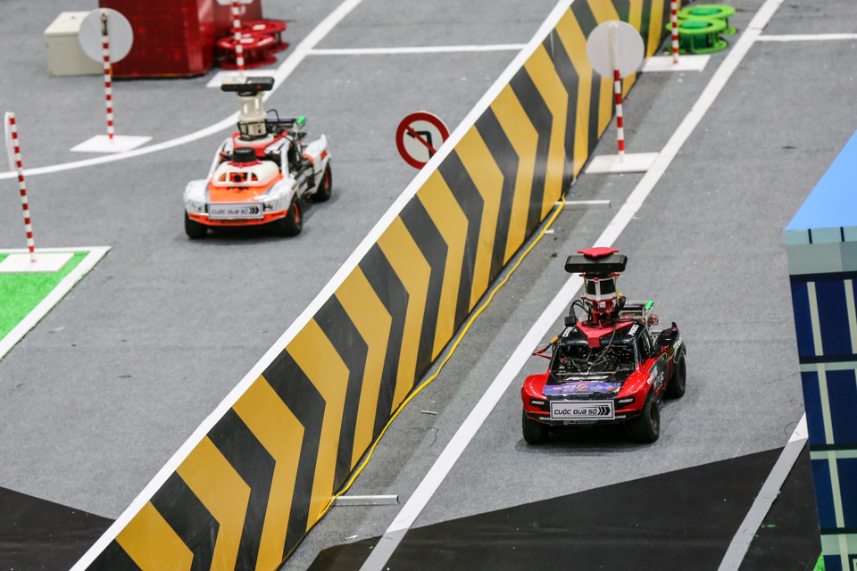 Đại diện FPT cho biết, tập đoàn lựa chọn công nghệ xe tự hành như một điểm bắt đầu thú vị để giúp các bạn trẻ tiếp xúc và làm quen với những bài toán, ứng dụng thực tế. (Ảnh: Minh Sơn/Vietnam)