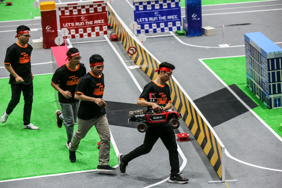 Qua bốn năm, hàng trăm chiếc xe đã lăn bánh trên sa hình của cuộc thi, mở đường cho hàng chục nghìn sinh viên kỹ thuật Việt Nam được tiếp xúc với những xu hướng công nghệ tiên tiến của thế giới từ AI, Deep learning, Machine Learning, Big Data, IoT... (Ảnh: Minh Sơn/Vietnam)