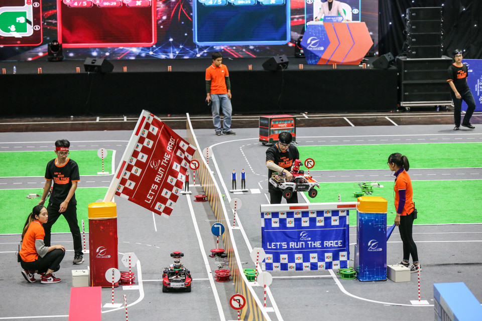 Cuộc đua số được FPT bắt đầu tổ chức từ năm 2016. Qua bốn năm, hàng trăm chiếc xe đã lăn bánh trên sa hình của cuộc thi, mở đường cho hàng chục nghìn sinh viên kỹ thuật Việt Nam tiếp xúc với những xu hướng công nghệ tiên tiến của thế giới như AI, Big Data, IoT, học máy, học sâu... (Ảnh: Minh Sơn/Vietnam)