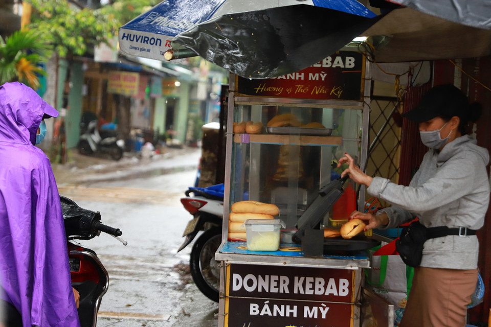 Bánh mỳ cũng là món ăn sáng quen thuộc của người dân Hà Nội. (Ảnh: PV/Vietnam+)