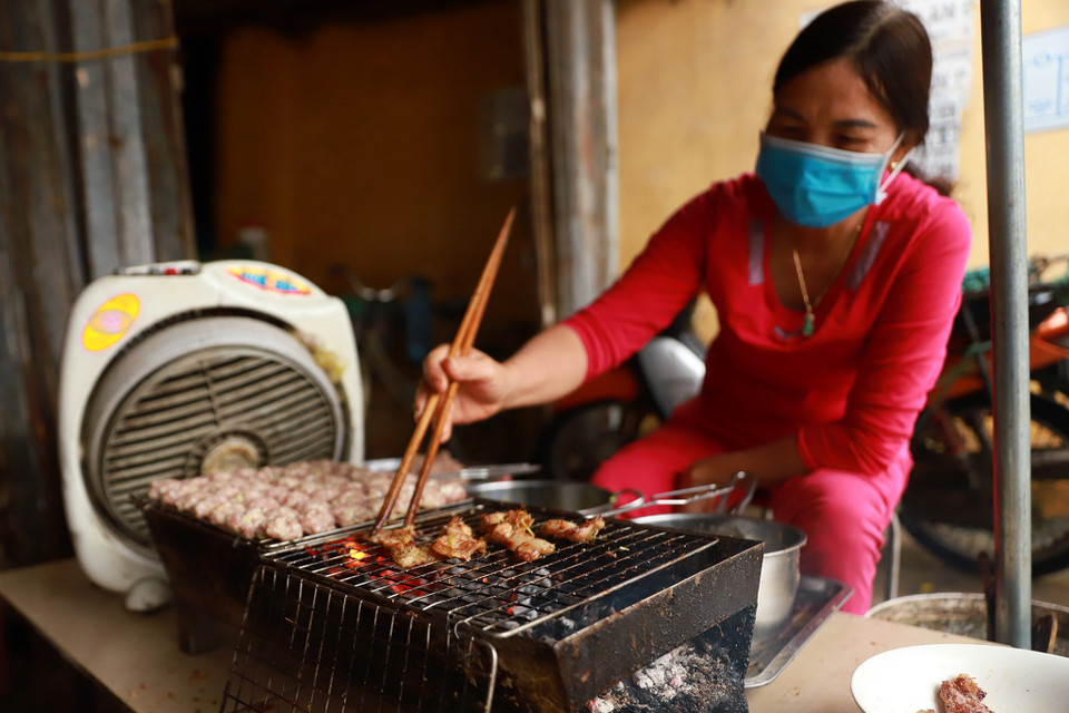 Thời tiết mưa và lạnh thích hợp với các món nướng. (Ảnh: PV/Vietnam+)