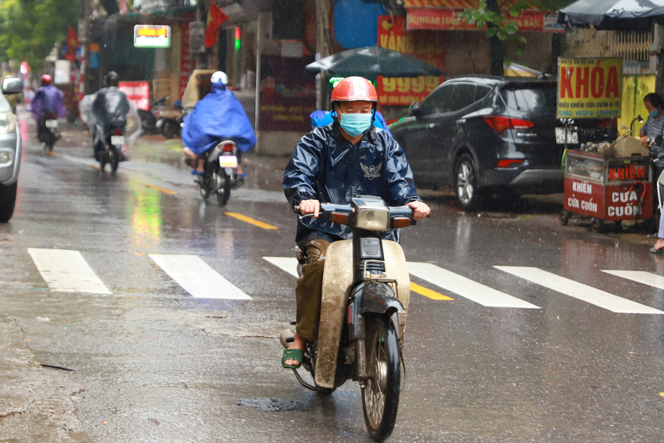 Đến trưa, chiều nền nhiệt sẽ tăng lên nhưng không đáng kể, người dân vẫn cảm nhận được cái lạnh đầu mùa. (Ảnh: PV/Vietnam+)