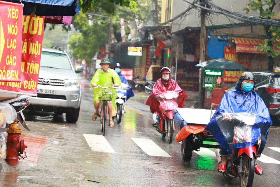 Tuy nhiên, cơn mưa khá mau hạt và lạnh vào đúng thời điểm người dân đi làm đã khiến giao thông trở nên khó khăn hơn. (Ảnh: PV/Vietnam+)