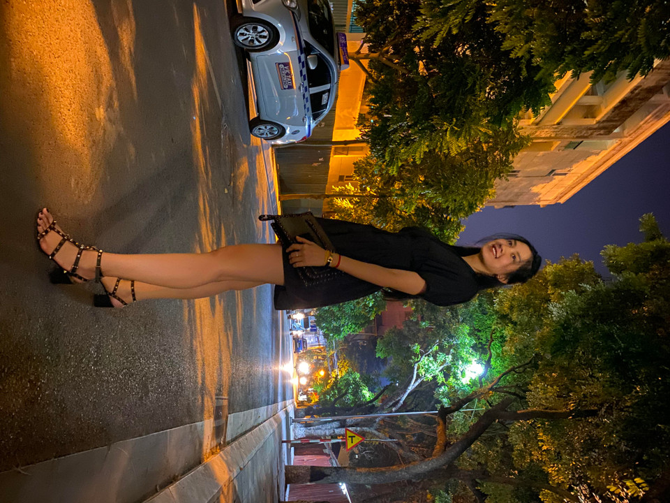 Để chụp được một tấm hình trong đêm tối với điều kiện ánh sáng cực yếu, máy sẽ chụp nhiều khung hình với nhiều tốc độ chụp khác nhau, sau đó các hình này được ghép lại bằng AI để vừa thu được các chi tiết thiếu sáng trong vùng tối lẫn cứu được các chi tiết thừa sáng trong vùng cháy. (Ảnh: Minh Sơn/Vietnam+)