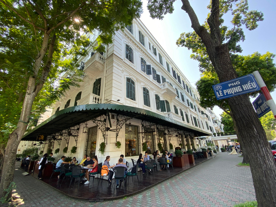 Ảnh chụp toàn cảnh một khách sạn trên phố Lê Phụng Hiểu. (Ảnh: Minh Sơn/Vietnam+)