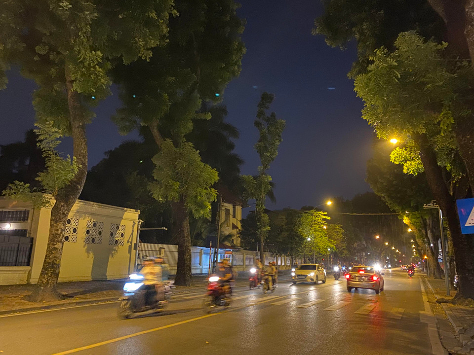 Chế độ chụp đêm Night mode trên chiếc iPhone 11 này mặc định sẽ được tự động kích hoạt khi máy nhận thấy điều kiện thiếu sáng. (Ảnh: Minh Sơn/Vietnam+)