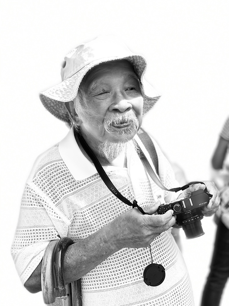 iOS 13 cũng bổ sung thêm một hiệu ứng chụp ảnh xoá phông mới là High-key Light Mono. Nó khá giống với hiệu ứng Stage Light Mono mà người dùng đã quen thuộc, chỉ khác rằng High-key Light Mono sẽ biến phông nền thành màu trắng, chứ không phải là màu đen. (Ảnh: Minh Sơn/Vietnam+)