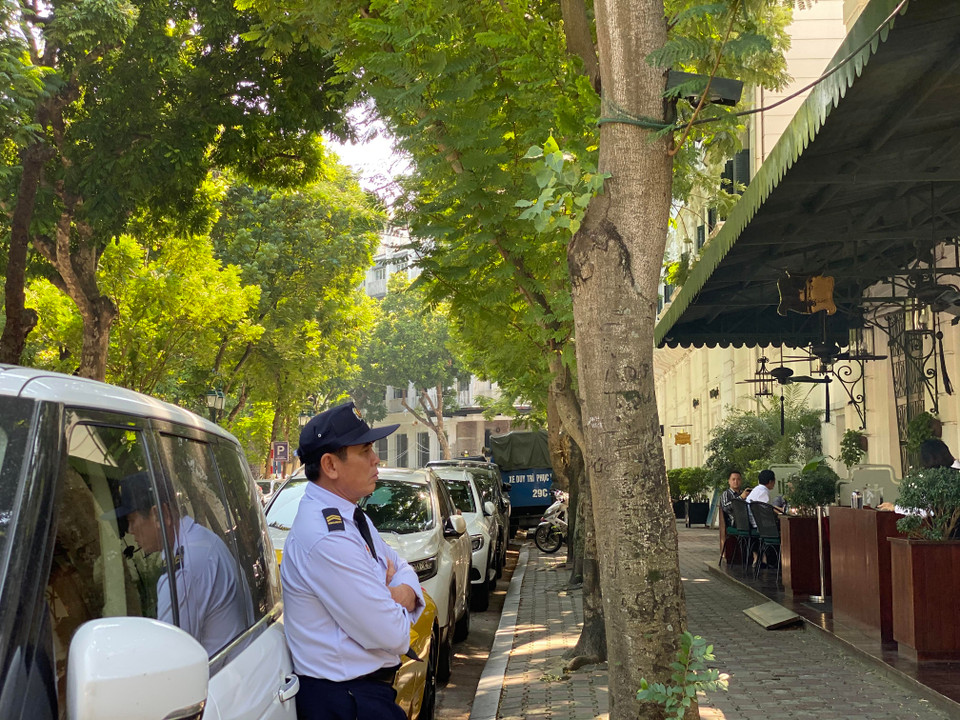 Dù chất lượng phần cứng đã được cản thiện tuy nhiên khi chụp trong điều kiện chênh sáng mạnh vẫn xuất hiện viền tím khá khó chịu. (Ảnh: Minh Sơn/Vietnam+)