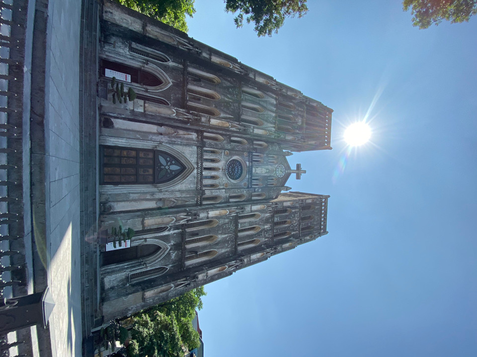 Ảnh chụp tại Nhà thờ Lớn Hà Nội cho thấy khả năng chụp siêu rộng từ iPhone thế hệ mới, khả năng xử lý méo hình của máy cũng khá tốt. (Ảnh: Minh Sơn/Vietnam+)