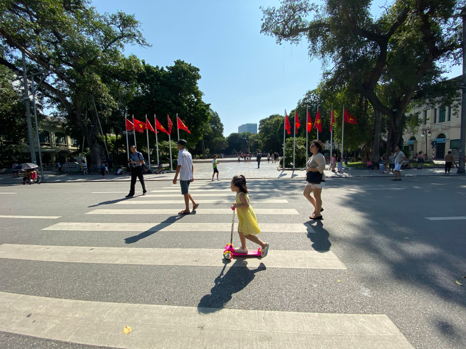 Trong điều kiện đủ sáng, iPhone thế hệ mới bắt nét chủ thể đang chuyển động khá tốt. Chủ thể di chuyển không bị nhòe mờ. (Ảnh: Minh Sơn/Vietnam+)