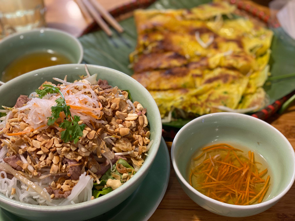 Thử nghiệm chụp trong nhà với ánh sáng vàng với tiêu cự thường, iPhone 11 cân bằng trắng khá tốt và giữ được nhiều chi tiết của ảnh. (Ảnh: Minh Sơn/Vietnam+)