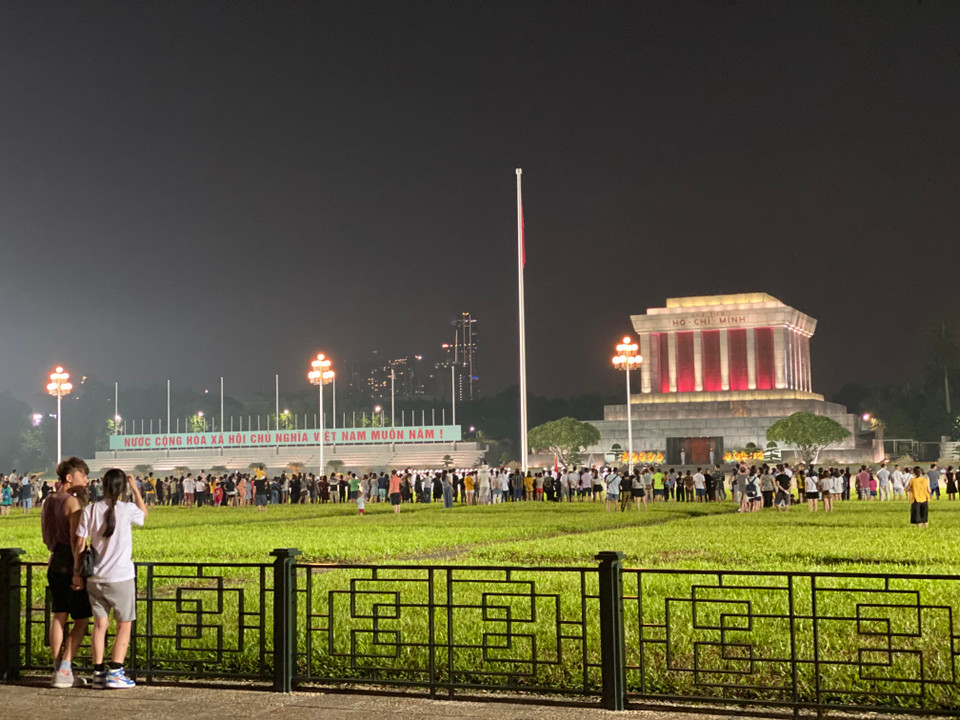 Điểm nhấn mà Apple trang bị cho 3 chiếc máy mới, chính là chế độ chụp ban đêm được Apple gọi là chế độ Night mode, điều mà xưa giờ các đời iPhone đều bị lép vế với các dòng Android sử dụng thuật toán dạng NightSight của Google như trên các dòng Pixel 3. (Ảnh: Minh Sơn/Vietnam+)