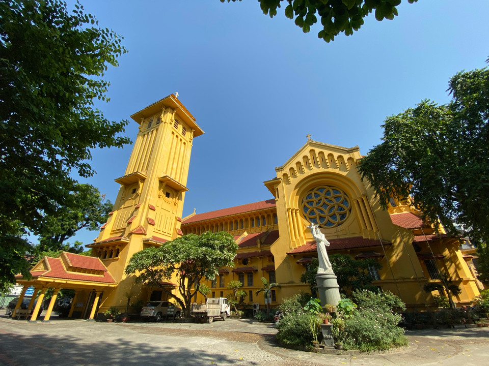 Trong 3 chiếc iPhone được giới thiệu năm 2019, chỉ có 2 mẫu iPhone 11 Pro và iPhone 11 Pro Max mới được trang bị camera ống kính tele. (Ảnh: Minh Sơn/Vietnam+)