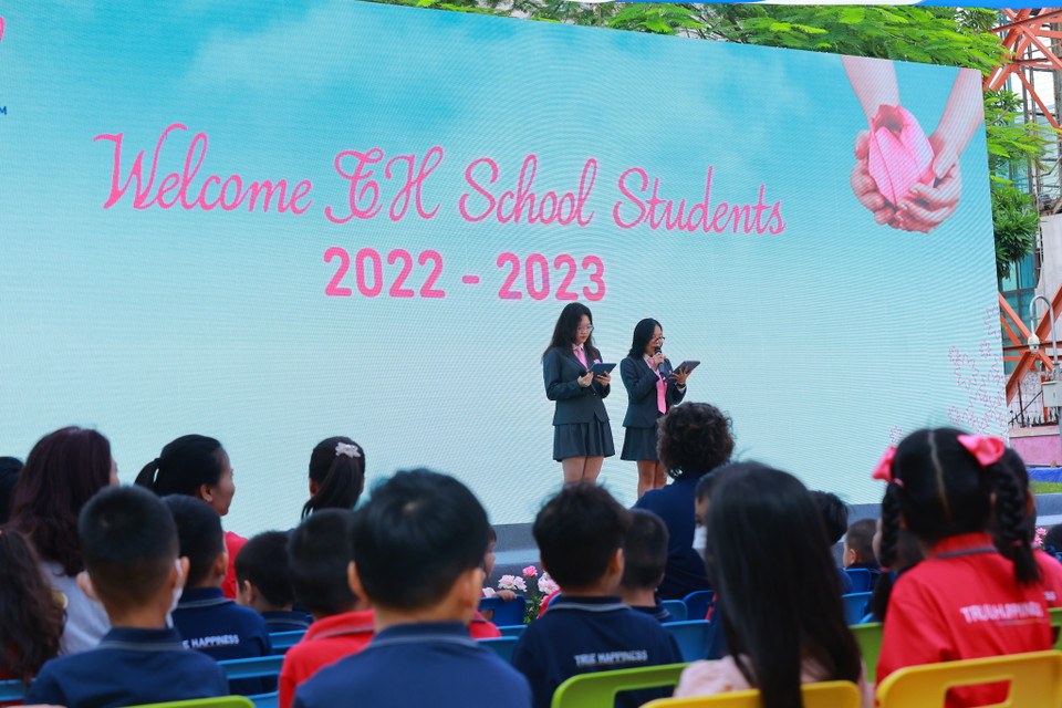 Dịp này, lãnh đạo hệ thống trường TH School trao giải thưởng Tận tâm cho Quỹ Vì tầm vóc Việt về sự đồng hành của quỹ với nhà trường trong suốt 7 năm qua. (Ảnh: Minh Sơn/Vietnam+)