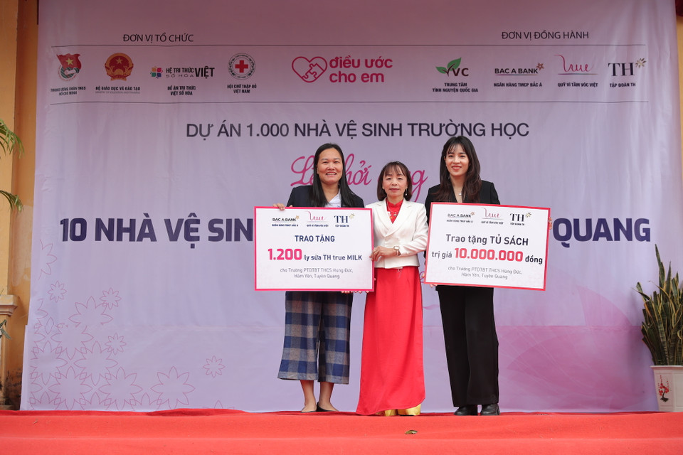 Nhân dịp này, các đơn vị đã trao tặng cho thầy và trò Trường THCS Dân tộc bán trú Hùng Đức tủ sách trị giá 10 triệu đồng và tặng 1.200 ly sữa tươi TH true Milk cho các em học sinh. (Ảnh: Minh Sơn/Vietnam+)