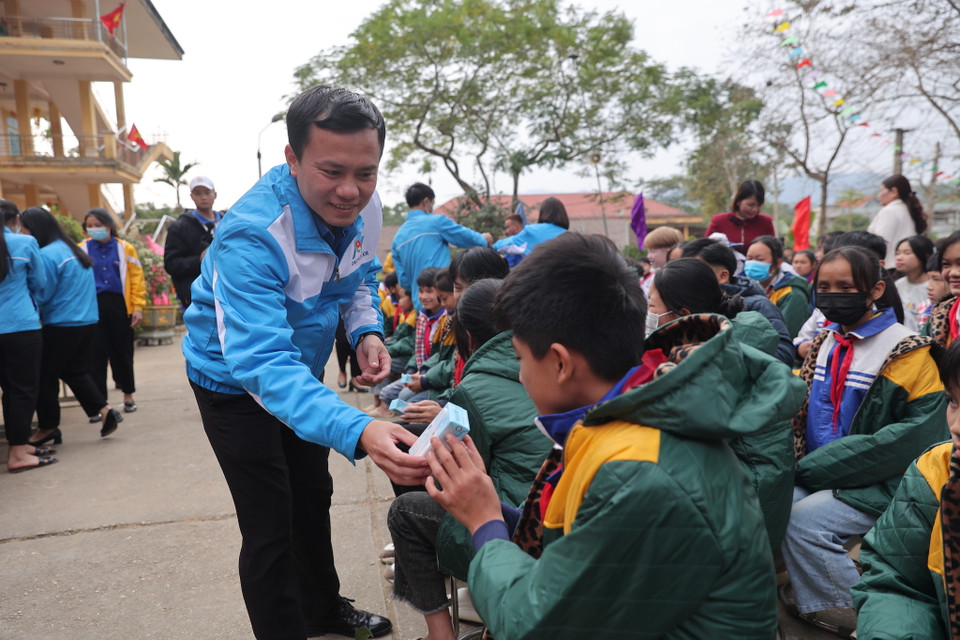 Các đại biểu trao tặng các ly sữa thơm ngon cho các học sinh. (Ảnh: Minh Sơn/Vietnam+)