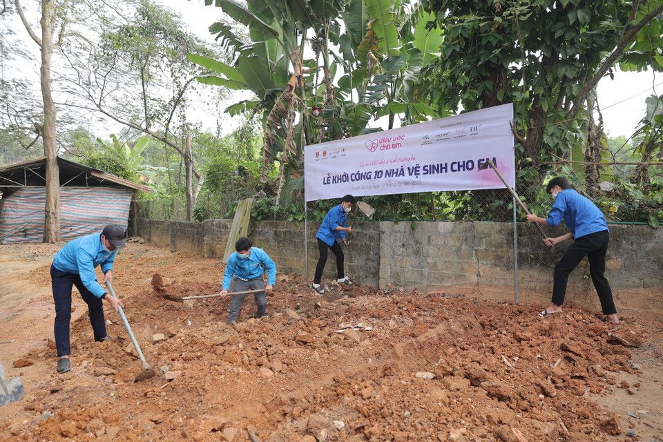 Đoàn viên thanh niên huyện Hàm Yên tham gia đào móng, thi công công trình nhà vệ sinh cho học sinh Trường THCS Dân tộc Bán trú Hùng Đức. (Ảnh: Minh Sơn/Vietnam+)