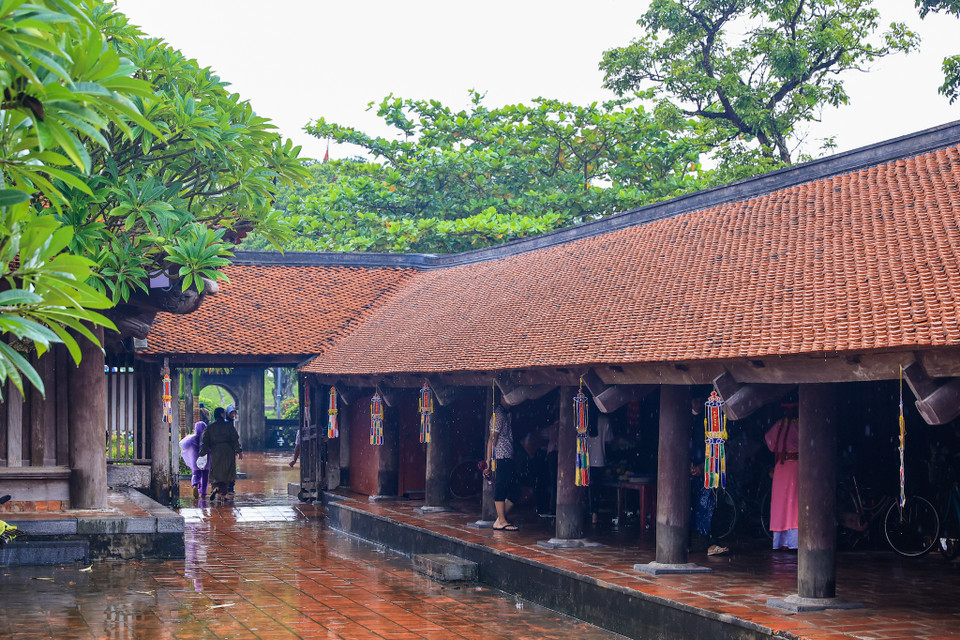 Dọc 2 bên sườn chùa, bắt đầu từ toà tiền đường chạy ra đến hậu đường là 2 dãy hành lang, mỗi dãy gồm 33 gian, được xây theo lối vì kèo vì mái. Các gian được chia bởi các hàng chân cột. (Ảnh: Minh Sơn/Vietnam+)