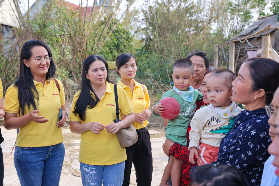 Chương trình Nhà Chống Lũ với nhiều dự án khác nhau, trong đó có Dự án Nhà An toàn hướng tới mục tiêu hỗ trợ bà con xây nhà an toàn. Hoạt động của chương trình mang tính chất bền vững và liên tục nên Quỹ Sống luôn tiếp nhận các đóng góp chung tay của cộng đồng hằng năm để xây nhà an toàn. (Ảnh: Minh Sơn/Vietnam+)