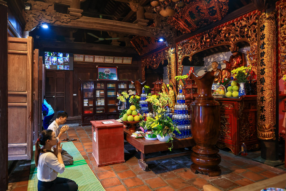 Đặc biệt, chùa còn là nơi hiện đang lưu giữ và 197 di vật, cổ vật gắn với lịch sử hình thành và phát triển của chùa (từ thế kỷ XVII đến nay), được tạo tác từ nhiều loại chất liệu (gỗ, đá, đồng), có giá trị lịch sử, văn hóa, khoa học đặc sắc. (Ảnh: Minh Sơn/Vietnam+)