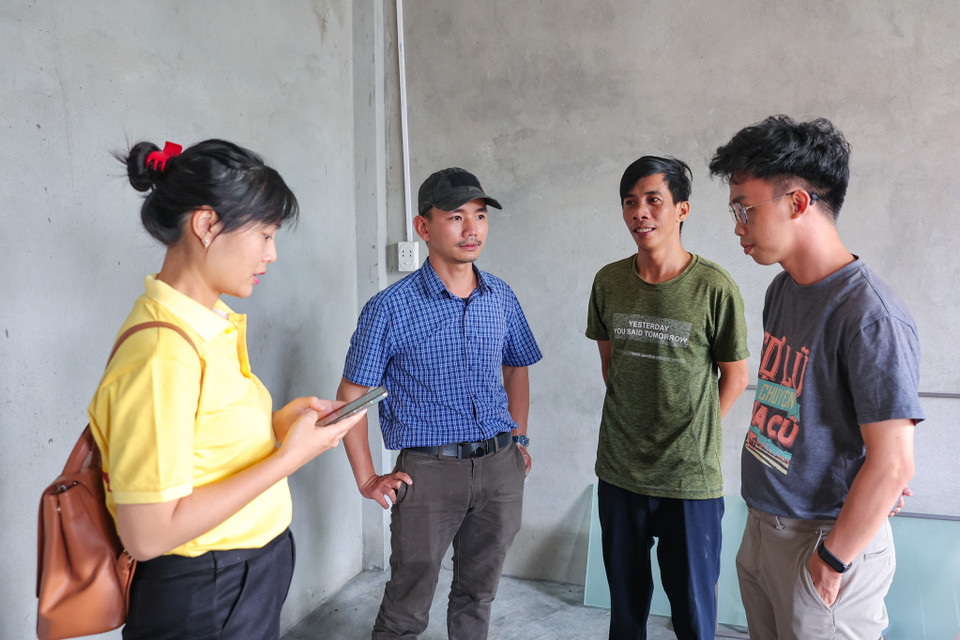 Chủ tịch xã Hải Phong nhấn mạnh, bà con xây được nhà nhờ sự hỗ trợ của Dự án nhà An toàn rất phấn khởi vì đã có nhà an toàn, yên tâm vì đã có nhà kiên cố, cao để tránh lũ. Hiện nay, vẫn còn nhiều người dân, hộ khó khăn của xã mong muốn dự án tiếp tục được triển khai để thêm nhiều hộ dân có căn nhà mới. (Ảnh: Minh Sơn/Vietnam+)