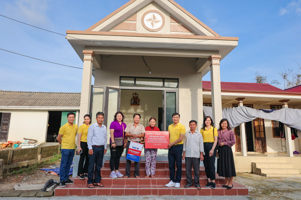 Gia đình ông Nguyễn Xuân Nguyên bày tỏ sự phấn khởi, an tâm khi dọn về căn nhà chống lũ khang trang mới được hoàn thành vào tháng 8 vừa qua. (Ảnh: Minh Sơn/Vietnam+)