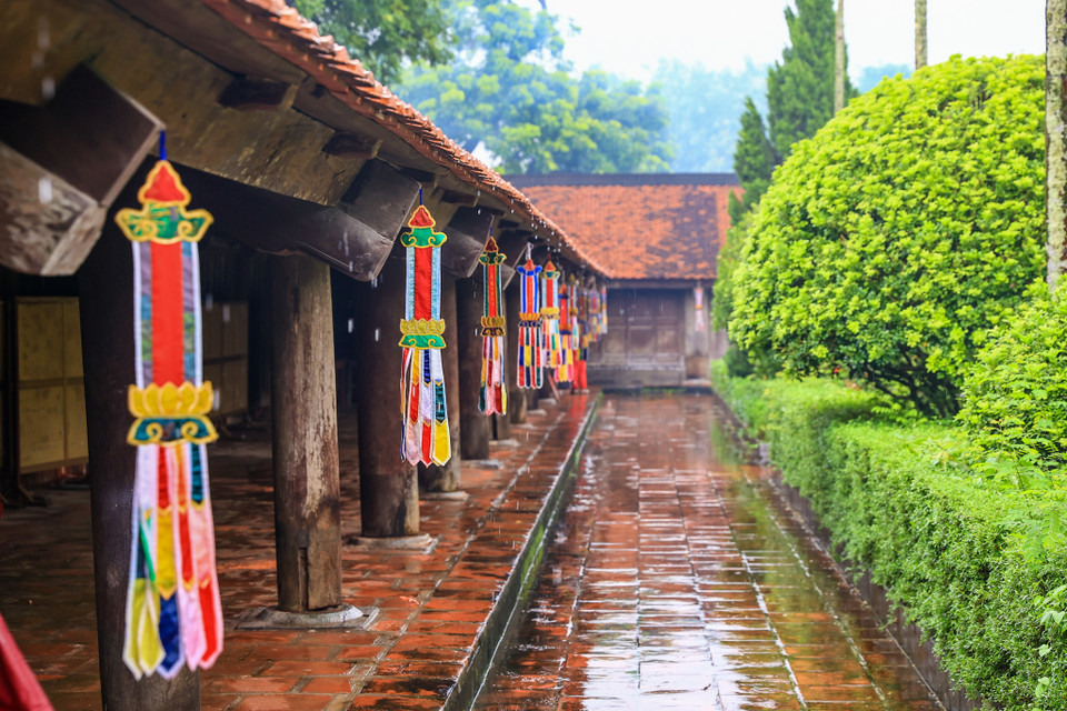 Toàn bộ ngôi chùa được làm bằng gỗ lim, không sử dụng đinh tán mà chỉ dùng mộng gỗ ghép lại với nhau. Qua mấy trăm năm, kết cấu của toàn bộ kiến trúc gỗ này vẫn rất chắc chắn. (Ảnh: Minh Sơn/Vietnam+)