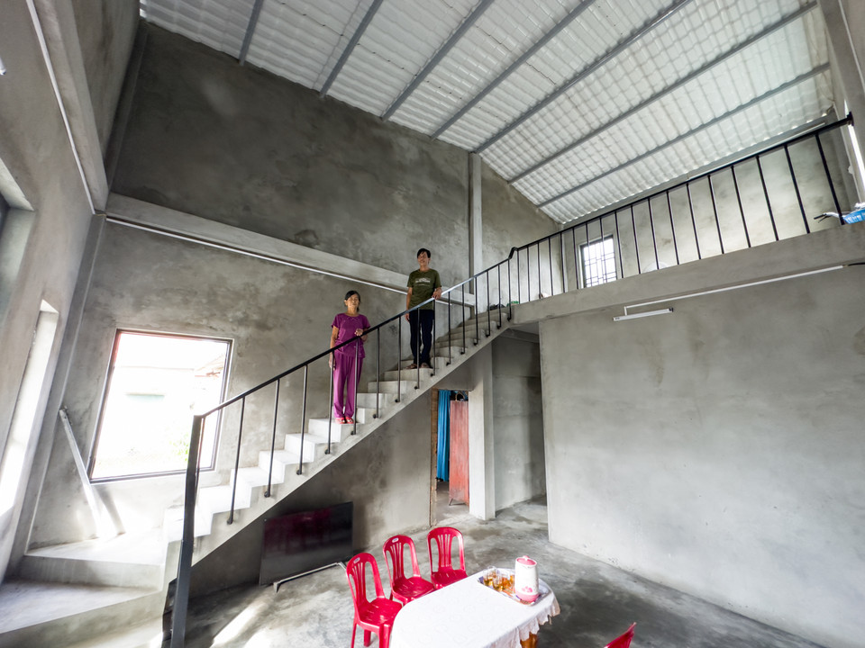 Tất cả mô hình nhà tại các tỉnh miền Trung của Dự án Nhà An toàn đều có gác tránh lũ. Gác tránh lũ được xây cao hơn mức lũ lịch sử hằng năm và luôn đảm bảo kết cấu vững chắc gồm hệ cột và hệ dầm sàn bêtông cốt thép. (Ảnh: Minh Sơn/Vietnam+)