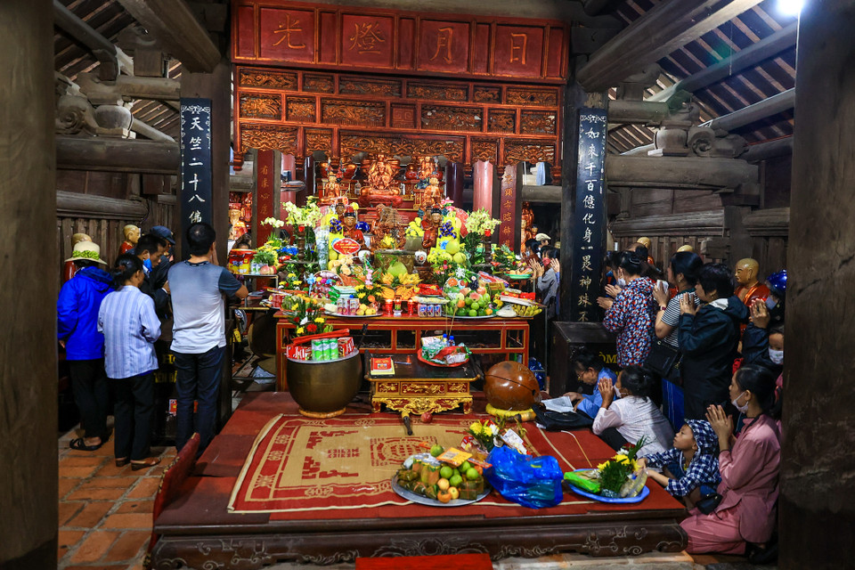 Những mảng chạm khắc tinh xảo bên trong khu thờ tự là một kiệt tác kiến trúc tiêu biểu của những ngôi chùa tiền phật hậu thánh. (Ảnh: Minh Sơn/Vietnam+)