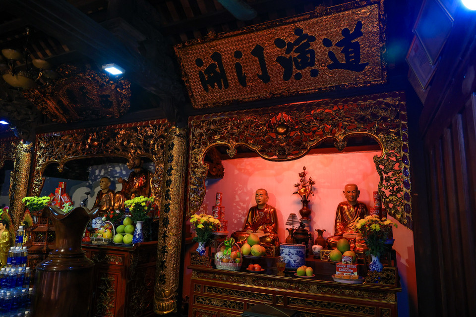 Trong chùa có những pho tượng Phật được chạm khắc từ thế kỷ 17, 18 đều là những di sản quý báu. (Ảnh: Minh Sơn/Vietnam+)