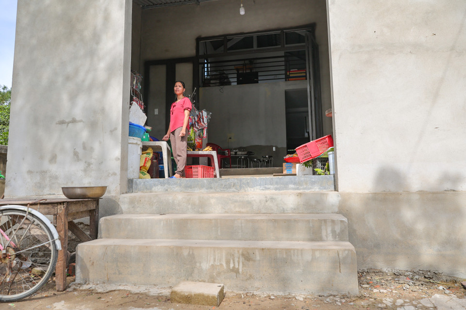 Theo ông Giang - Chủ tịch xã Hải Phong, những năm qua để giúp người dân vượt qua khó khăn trong mùa bão lũ, chính quyền đã kêu gọi nhiều nguồn đầu tư từ các chương trình để có nguồn kinh phí hỗ trợ bà con xây dựng nhà cửa để chống lũ an toàn. (Ảnh: Minh Sơn/Vietnam+)