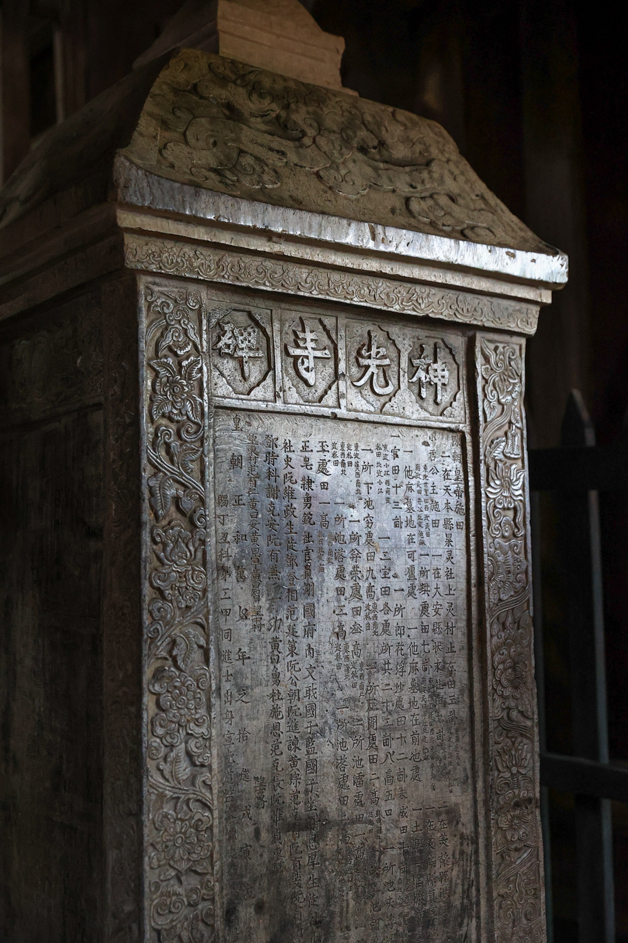 Bia đá tại chùa có tuổi đời hàng trăm năm. (Ảnh: Minh Sơn/Vietnam+)