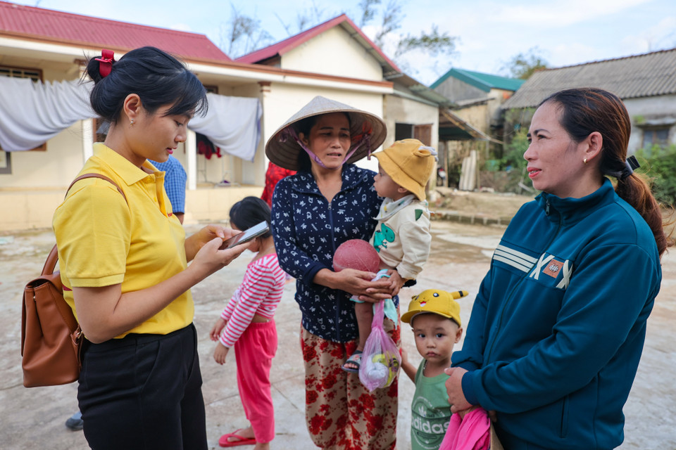 Dự án huy động sức mạnh của cộng đồng và đóng góp nhiều nhất là 50% giá trị ngôi nhà, còn lại là phần của người dân phải đóng góp. Điều này tạo cảm giác yên tâm cho người dân khi tự bỏ ra công sức và tiền bạc xây nhà, từ đó gắn bó với cuộc sống của chính mình. (Ảnh: Minh Sơn/Vietnam+)