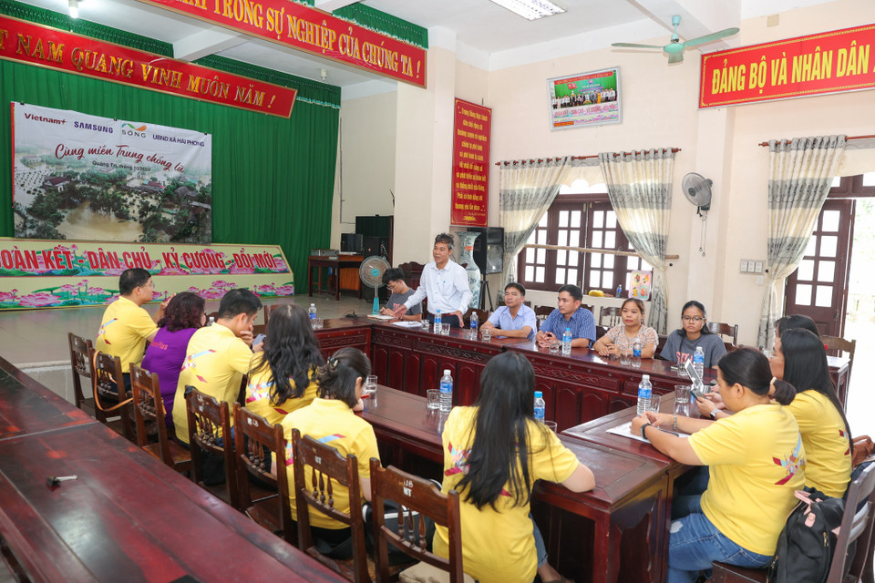 Để giúp người dân có thêm kiến thức phòng chống thiên tai, Báo Điện tử VietnamPlus và Samsung đã tổ chức chương trình truyền thông nhằm nâng cao năng lực chống lũ cho người dân tại xã Hải Phong (huyện Hải Lăng, tỉnh Quảng Trị). Chương trình góp phần tuyên truyền cho người dân hiểu để tham gia vào Dự án Xây dựng 'Nhà chống lũ an toàn' để có cuộc sống ổn định hơn. (Ảnh: Minh Sơn/Vietnam+)