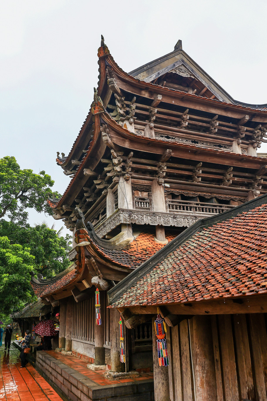 Toàn bộ mái chùa đều được lợp vảy cá mềm mại. Các kiến trúc đao loan uốn cong chạm trổ hình rồng, phượng, cá... rất tỉ mỉ công phu. (Ảnh: Minh Sơn/Vietnam+)