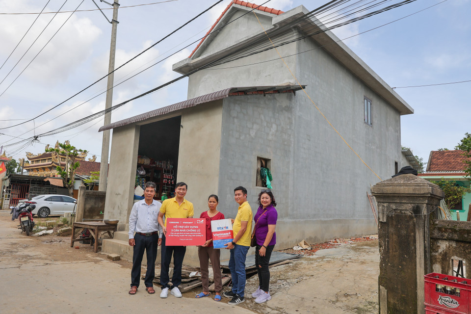 Ông Bùi Xuân Giang - Chủ tịch xã Hải Phong cho hay đây là xã vùng trũng nhất của huyện Hải Lăng và của tỉnh Quảng Trị nên thường xuyên chịu ảnh hưởng của bão lũ, thiên tai. Do địa hình thấp hơn mực nước biển nên cứ đến mùa mưa lũ thì nơi đây là vùng ngập lụt nặng nhất của tỉnh Quảng Trị. (Ảnh: Minh Sơn/Vietnam+)