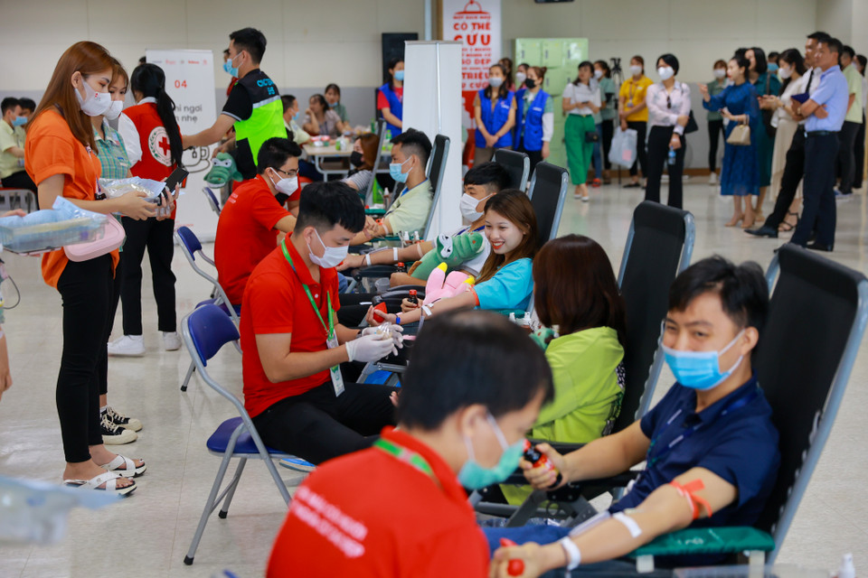 'Chung dòng máu Việt' là sự kiện thường niên được Samsung Việt Nam phối hợp cùng Viện Huyết học - Truyền máu Trung ương, Ban Chỉ đạo Vận động hiến máu tình nguyện, Hội Chữ thập đỏ các tỉnh Bắc Ninh và Thái Nguyên thực hiện từ năm 2010. (Ảnh: Minh Sơn/Vietnam+)