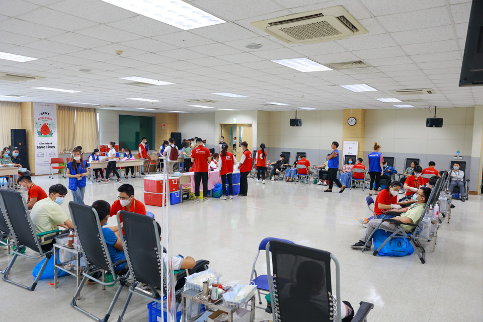 Với thông điệp 'Thanh xuân có nhau,' chương trình năm nay được Samsung kỳ vọng sẽ trở thành điểm hẹn của những tấm lòng nhân ái, là nơi để các nhân viên Samsung cùng nhau sẻ chia yêu thương với cộng đồng đồng thời lan tỏa truyền thống hiến máu tốt đẹp của người Samsung. (Ảnh: Minh Sơn/Vietnam+)